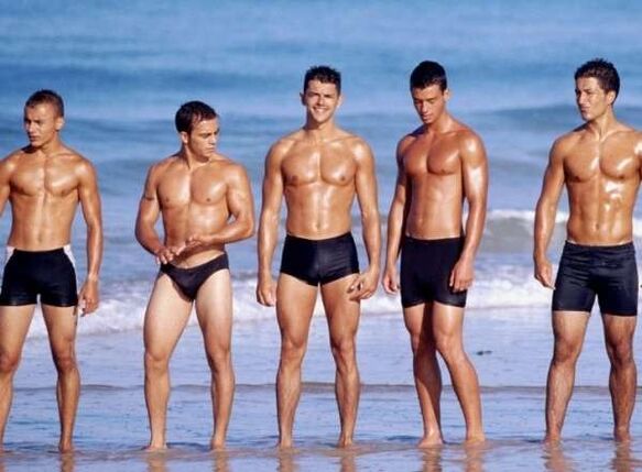 muži na pláži s rozšířenými kohouty