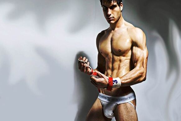 sexy muž, který si rychle zvětšil penis